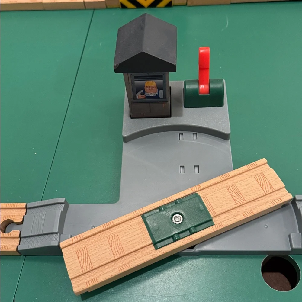 Thomas & Friends Wooden Railway Logan and the Big Blue Engines Set, EUC - Picture 5 of 9